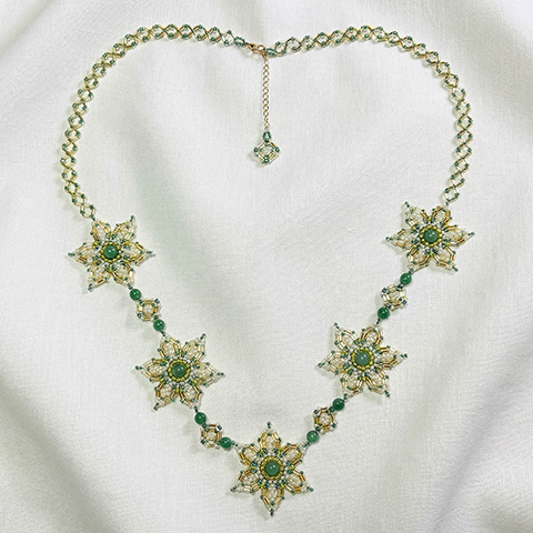 アベンチュリンカラーのモザイクモチーフネックレス