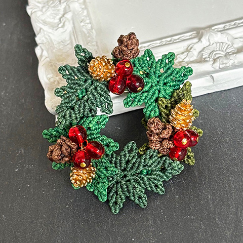 クリスマスリースのブローチ