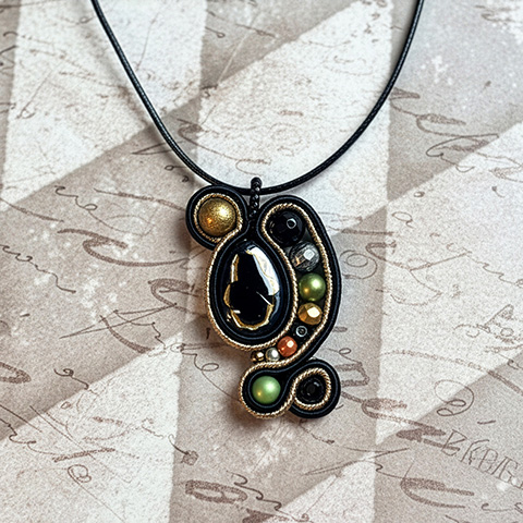 アシンメトリーのペンダント／黒