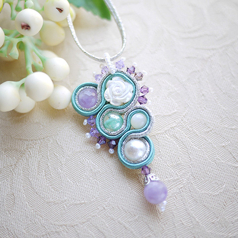 ホワイトローズペンダント（アメシスト）