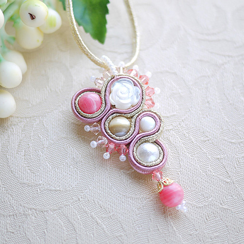 コピーホワイトローズペンダント（ロードクロサイト）