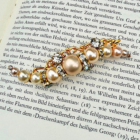 パールのリプリングブローチ