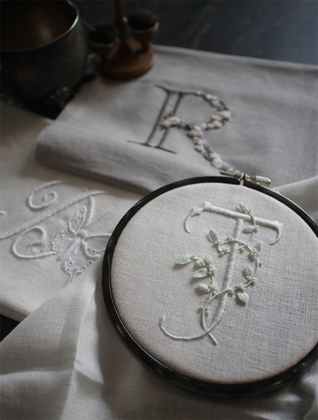 福田彩のアンティーク風アルファベット刺繍