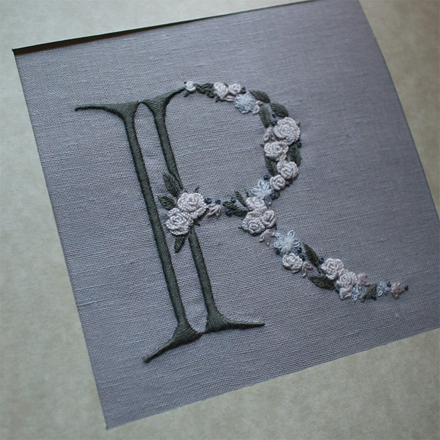 福田彩のアンティーク風アルファベット刺繍